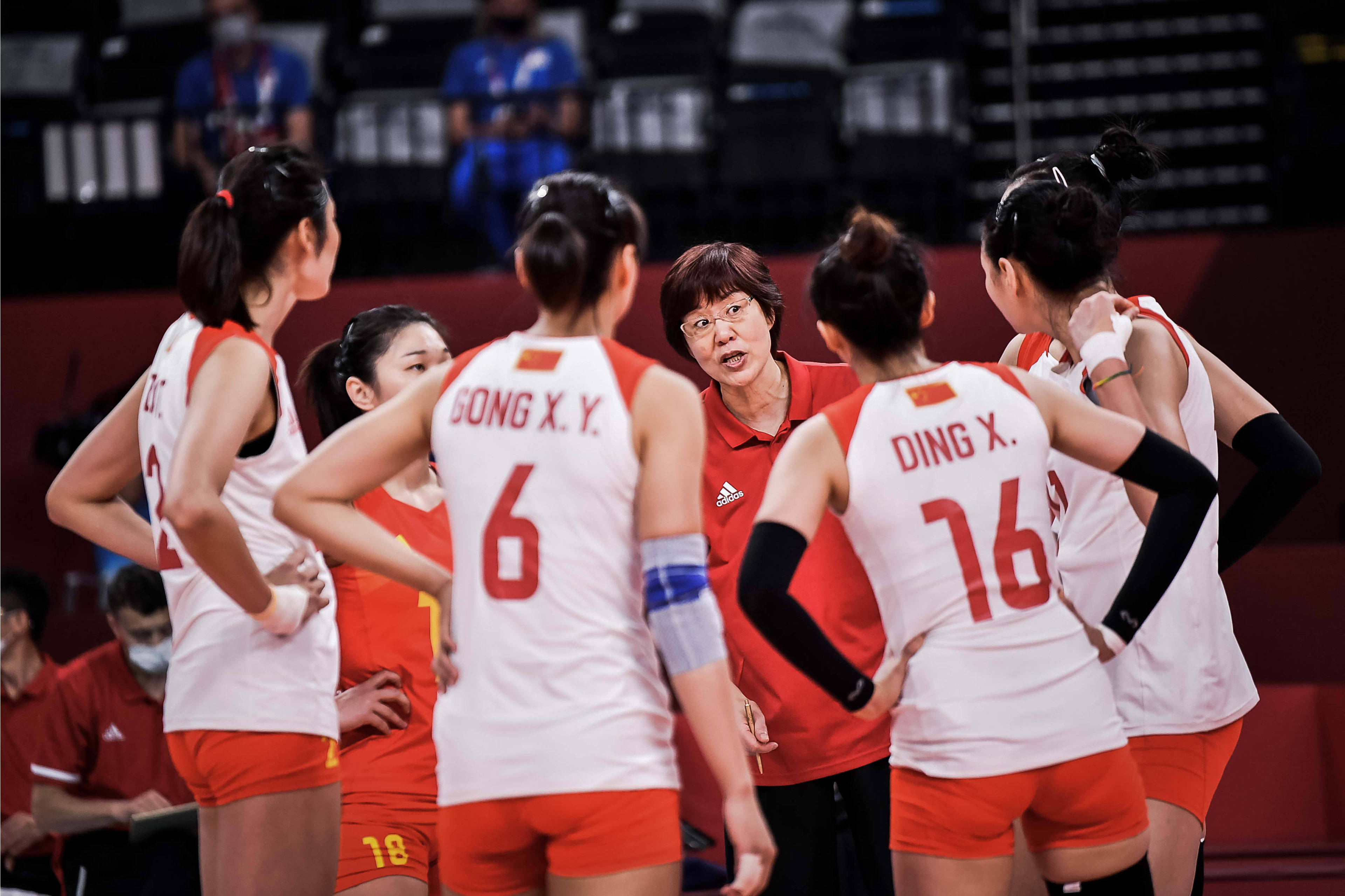 包含中国女排在比赛中因伤离场，巴黎主教练感到担心的词条